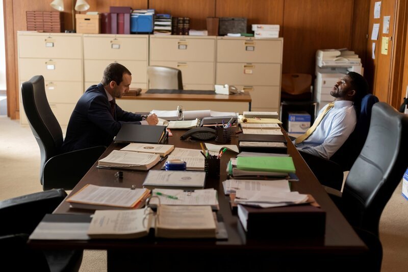 l-r:Brad Rosenthal (Dave Johnson), Ahmed Jackson (Ian Duff) – Bild: Home Box Office, Inc. All rights reserved. HBO® and all related programs are the property of Home Box Office, Inc.