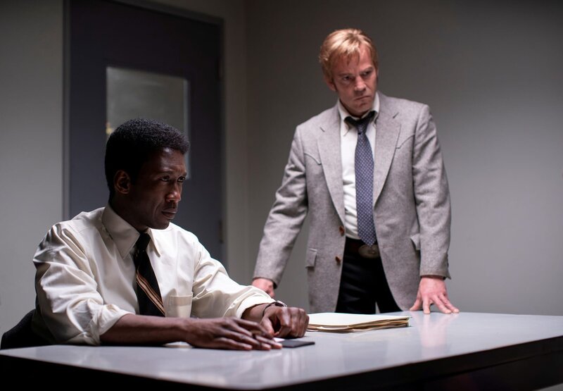 L-R:  Detective Wayne Hays (Mahershala Ali) and Roland West (Stephen Dorff) – Bild: Warrick Page /​ Die Verwendung ist nur bei redak /​ homeboxoffice.com /​ © Home Box Office, Inc. All rights reserved.