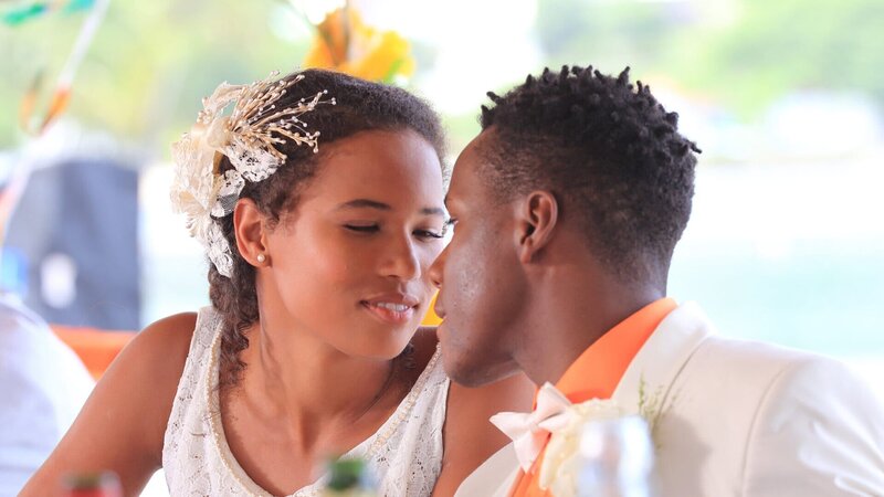 Rosey (Fola Evans-Akingbola, l.) und J.P. (Tobi Bakare, r.) sind glücklich. – Bild: ZDF und Denis Guyenon