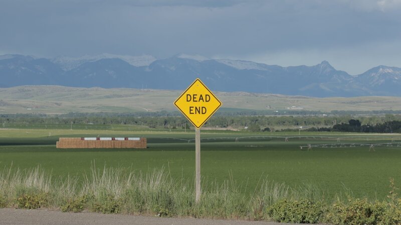 Dead end sign with mountains in the background. – Bild: Discovery Communications, LLC