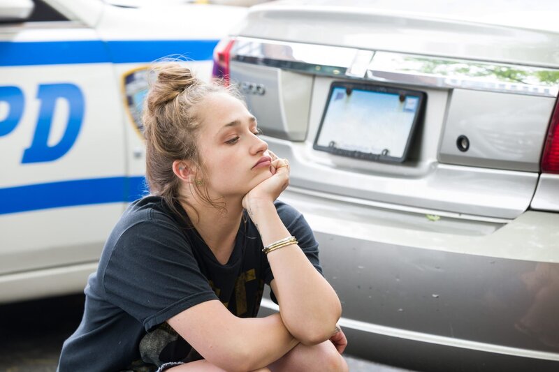 Da keine Toilette in der Nähe ist, pinkelt Jessa (Jemima Kirke) am hellichten Tag einfach zwischen zwei parkenden Autos. – Bild: Turner /​ (C) 2014 HOME BOX OFFICE, INC. ALL RIGHTS RESERVED.