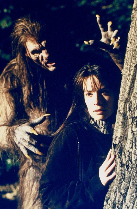 Piper (Holly Marie Combs) ahnt nicht, dass ein „Wendigo“ hinter ihr her ist … – Bild: CBS Studios Inc.
