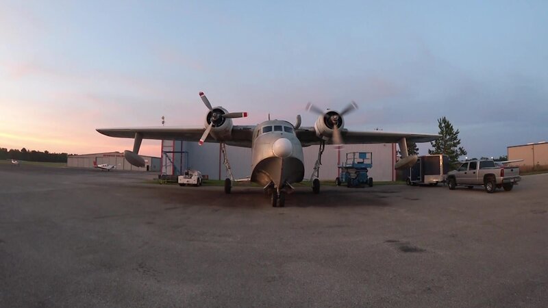 Das Flugzeug auf der Startbahn. – Bild: Warner Bros. Discovery