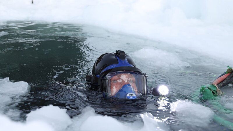 Shawn geht runter zum Tauchen – Bild: Cameron Segura/​Original Producti /​ Photobank: 37543_1015_021.jpeg /​ Discovery Communications, LLC