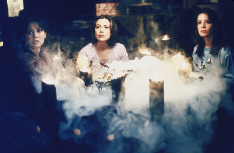 Rex und Hannah wollen den Hexenmeister befreien, um dann Piper (Holly Marie Combs, r.), Prue (Shannen Doherty, l.) und Phoebe (Alyssa Milano, M.), um ihre Fähigkeiten zu bringen. – Bild: 2019 CBS Studios Inc. All Rights Reserved. Lizenzbild frei