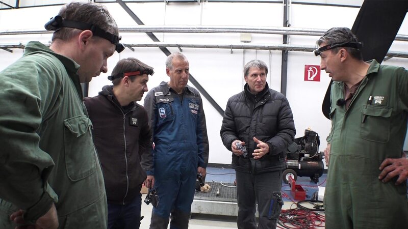 Michael Manousakis (r.) and his mechanics – Bild: Warner Bros. Discovery