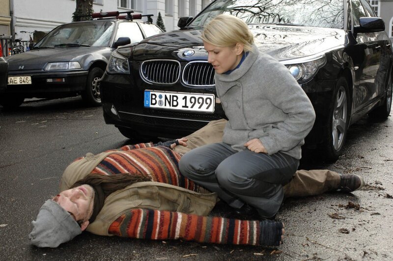 Anna (Jeanette Biedermann, r.) läuft ein Passant (Andreas Genschmar, l.) vor das Auto und lehnt strikt jegliche Hilfe ab – Bild: SAT.1