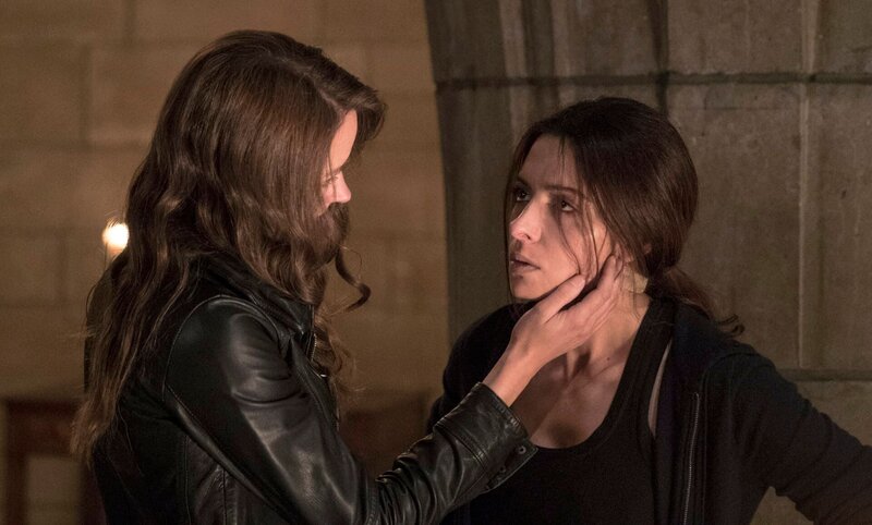 Root (Amy Acker, l.); Sameen Shaw (Sarah Shahi, r.) – Bild: John Paul Filo /​ CBS /​ CBS ENTERTAINMENT /​ ©2015 CBS Broadcasting Inc. All Rights Reserved.