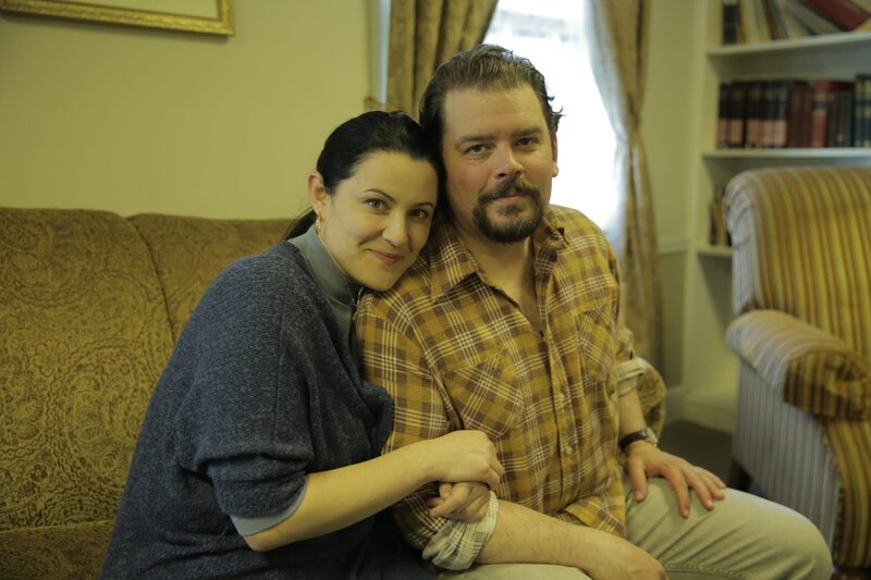 Kimberly and Brian are on a couch. – Bild: Discovery Communications