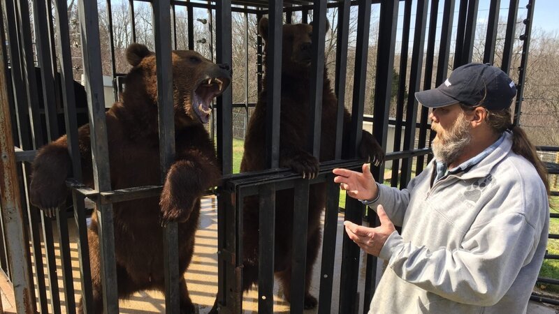 Jeff in front of the bear cage. – Bild: Discovery Communications. /​ Photobank.