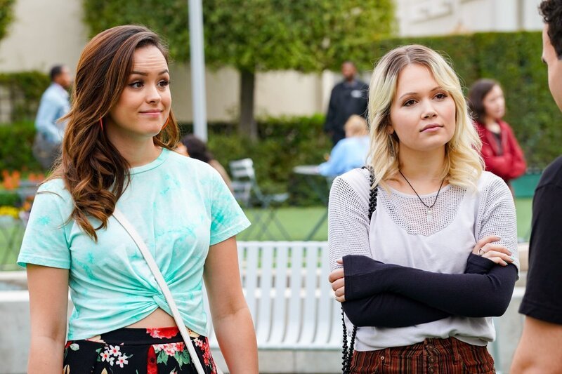 v.li.: Erica Goldberg (Hayley Orrantia), Ren (Kelli Berglund). – Bild: ORF/​Sony Pictures/​ABC/​Richard Cartwright
