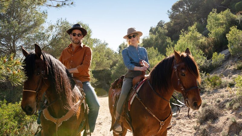 Ein Kreditkartenbetrug führt die beiden Polizisten Max Winter (Julian Looman) und Miranda Blake (Elen Rhys) auf die „Rancho del Rey“. – Bild: Honorarfrei – nur für diese Sendung inkl. SocialMedia bei Nennung ZDF und Giacomo Neri.