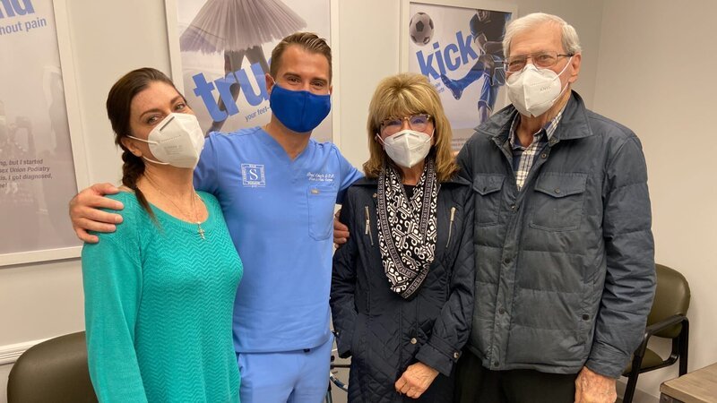 Dr. Brad with Danielle Cosgrove and Family – Bild: TLC