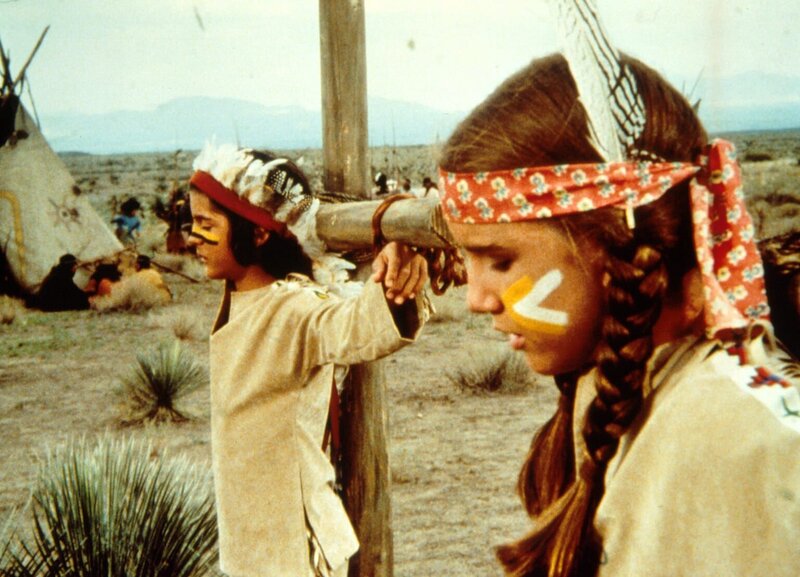 Nachdem die Indianer erkannt haben, dass Laura (Melissa Gilbert, r.) und Albert (Matthew Laborteaux, l.) nicht echt sind, werden beide an den Marterpfahl gebunden … – Bild: Worldvision Lizenzbild frei