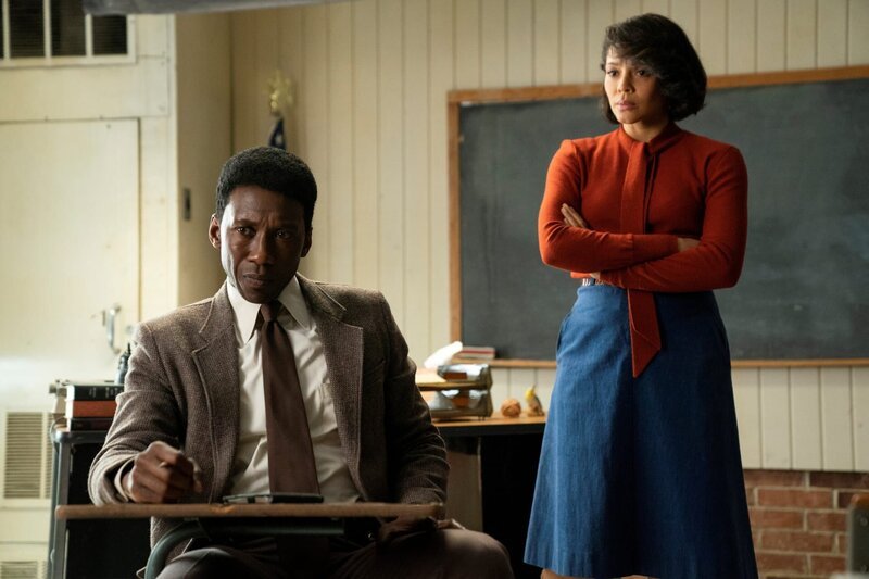 L-R: Detective Wayne Hays (Mahershala Ali) and Amelia Reardon (Carmen Ejogo) – Bild: Warrick Page /​ Die Verwendung ist nur bei redak /​ homeboxoffice.com /​ © Home Box Office, Inc. All rights reserved.