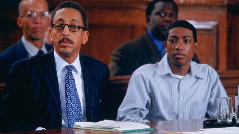 Verteidiger Halpert (Gregory Hines, 2.v.li.) geht klar von einer Diskriminierung seines Mandanten Stevie Thomas (Chad Tucker, re.) von Seiten der Polizei aus. Er sieht in der Ungleichbehandlung der Polizei einen mildernden Umstand und Aussichten auf einen Freispruch für Stevie … – Bild: Foto: RTL