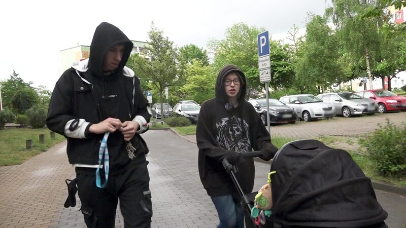 Das junge Elternpaar Jasmin und Maik beim Spaziergang mit dem Baby – Bild: RTL Zwei