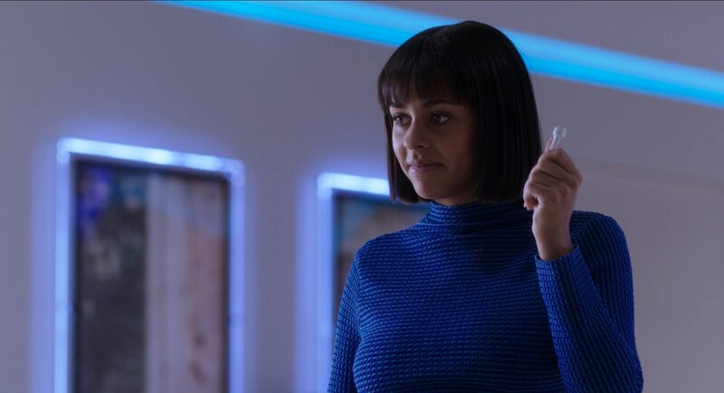 Jess hält ein Gerät, das Nanobots injiziert. – Bild: National Geographic