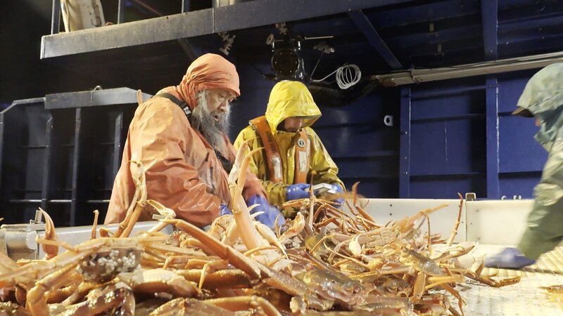 Titan Explorer deckhands sorting and measuring crab – Bild: Warner Bros. Discovery, Inc.