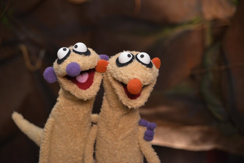 Die Erdmännchen Jan und Henry bemerken neben einem seltsamen Geräusch auch einen mysteriösen Geruch in Ihrer Höhle. – Bild: rbb/​bigSmile Ent./​NDR/​MDR