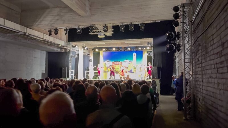  Große Oper auf kleiner Bühne im Schutzraum. – Bild: ORF/​Roman Schell