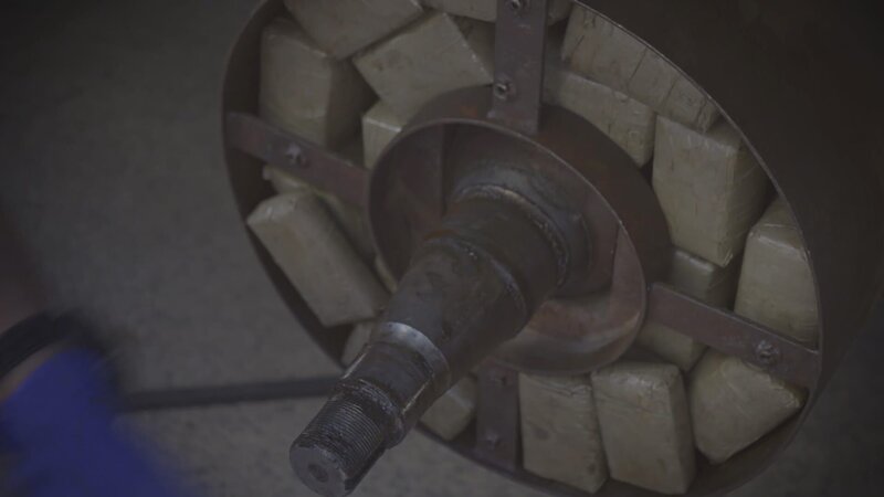 Versteckte Pakete mit Drogen im Auto. – Bild: Warner Bros. Discovery