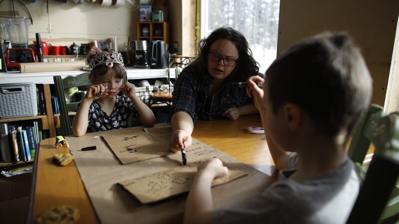 Brittany Rowland hilft ihren Kindern, Gilbert und Elovie. (National Geographic/​Sean Odom) – Bild: National Geographic /​ Sean Odom /​ National Geographic/​Sean Odom