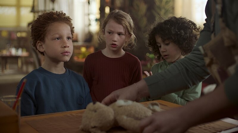 Roy bringt seinen kautten Teddybären zur Reperatur. – Bild: SWR/​Phanta Basta!/​Indi Film