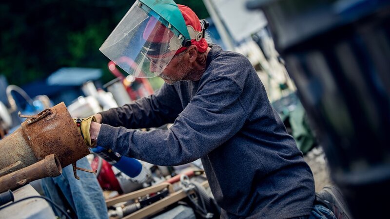 Wesley Richardson constructing an item for his team. – Bild: Discovery Communications LLC