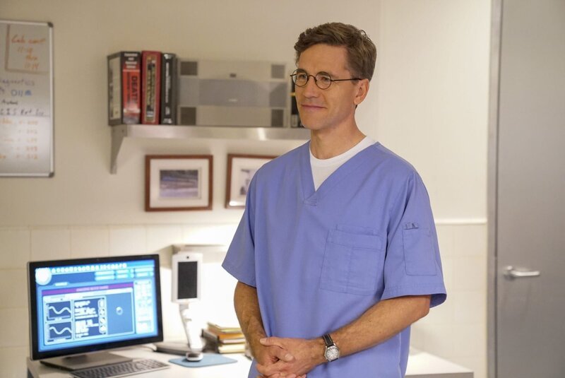 Bringt Palmers (Brian Dietzen) Autopsie in einem zehn Jahre alten Mordfall neue Erkenntnisse? – Bild: PLURIMEDIA (CBS Broadcasting Inc.)