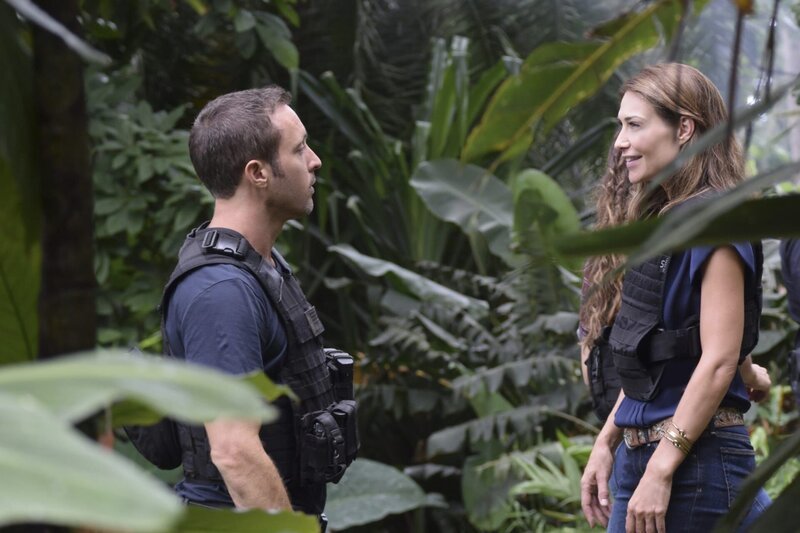 McGarrett (Alex O’Loughlin, l.) nutzt den Fall, um den Richter dazu zu bringen, das Verfahren gegen Alicia Brown (Claire Forlani, r.) aufzuschieben, da das Five-0 Team dringend ihre Expertise als Profilerin für die Suche nach dem Mörder braucht … – Bild: PLURIMEDIA (CBS Broadcasting Inc.)