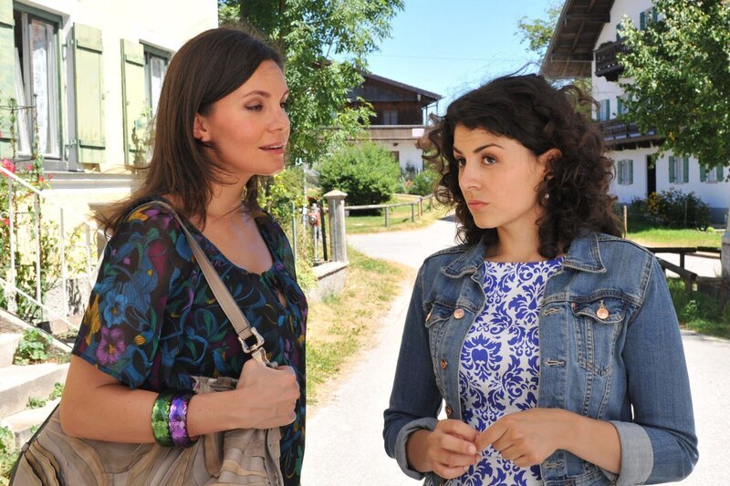 ARD STURM DER LIEBE FOLGE 1857, am Donnerstag um 15:10 Uhr im ERSTEN. Patrizia (Nadine Warmuth, l.) weiß, wie sie Pauline (Liza Tzschirner, r.) durch gezielte Sticheleien verunsichern kann. – Bild: ARD/​Ann Paur