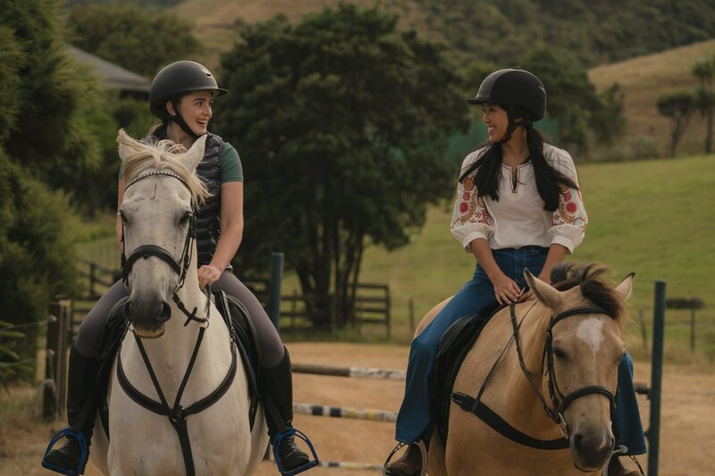 Natasha (Antonia Robinson, l.) und Caroline (Jacqueline Joe, r.) haben Spaß bei einem gemeinsamen Ausritt. – Bild: ZDF/​Matt Klitscher