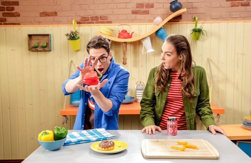 Chris und Melly lassen Küchengegenstände schweben. – Bild: ZDF/​Günther Pichlkostner