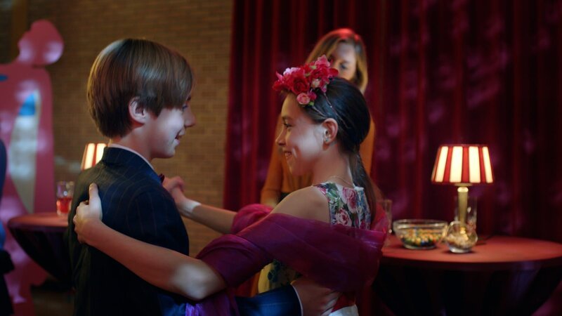 Tobias (Imme Gerritsen, l.) und Hasna (Mila van Groeningen, r.) tanzen gemeinsam auf dem Schulball. Nach all den Missverständnissen der letzten Tage sind sie nun endlich glücklich. – Bild: ZDF/PV Fiction/Jaap Vrenegoor Tobias (Imme Gerritsen, l.) und Hasna (Mila van Groeningen, r.) tanzen gemeinsam auf dem Schulball. Nach all den Missverständnissen der letzten Tage sind sie nun endlich glücklich. – Bild: ZDF/PV Fiction/Jaap Vrenegoor