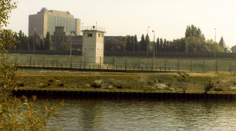 ARD/rbb DIE CHARITÉ – EIN KRANKENHAUS IM KALTEN KRIEG, am Dienstag (12.01.21) um 21:50 Uhr im ERSTEN. Die Charité liegt während der deutschen Teilung im Osten, in der DDR. Das berühmteste Krankenhaus Deutschlands im Spannungsfeld des Kalten Krieges. Ein Ort der Lehre, Forschung und Heilung – und das beste Krankenhaus im Ostblock. Doch Anfang der 60er Jahre blutet die Charité fast aus: Immer mehr Órzte gehen in den Westen. Bis zum 13. August 1961. Fortan liegt das Krankenhaus im Mauerschatten. – Wachturm Mauer vor der Charité in Berlin Mitte von Westberlin aus. © rbb/Bildarchiv des Instituts für Geschichte und Ethik in der Medizin der Charité, honorarfrei – Verwendung gemäß der AGB im engen inhaltlichen, redaktionellen Zusammenhang mit genannter rbb-Sendung und bei Nennung „Bild: rbb/Bildarchiv des Instituts für Geschichte und Ethik in der Medizin der Charité“ (S2). rbb Presse & Information, Masurenallee 8–14, 14057 Berlin, Tel: 030/97 99 3–12118 oder -12116, pressefoto@rbb-online.de – Bild: BR/Bildarchiv des Instituts für Geschichte und Ethik in der Medizin der Charité/rbb ARD/rbb DIE CHARITÉ – EIN KRANKENHAUS IM KALTEN KRIEG, am Dienstag (12.01.21) um 21:50 Uhr im ERSTEN. Die Charité liegt während der deutschen Teilung im Osten, in der DDR. Das berühmteste Krankenhaus Deutschlands im Spannungsfeld des Kalten Krieges. Ein Ort der Lehre, Forschung und Heilung – und das beste Krankenhaus im Ostblock. Doch Anfang der 60er Jahre blutet die Charité fast aus: Immer mehr Órzte gehen in den Westen. Bis zum 13. August 1961. Fortan liegt das Krankenhaus im Mauerschatten. – Wachturm Mauer vor der Charité in Berlin Mitte von Westberlin aus. © rbb/Bildarchiv des Instituts für Geschichte und Ethik in der Medizin der Charité, honorarfrei – Verwendung gemäß der AGB im engen inhaltlichen, redaktionellen Zusammenhang mit genannter rbb-Sendung und bei Nennung „Bild: rbb/Bildarchiv des Instituts für Geschichte und Ethik in der Medizin der Charité“ (S2). rbb Presse & Information, Masurenallee 8–14, 14057 Berlin, Tel: 030/97 99 3–12118 oder -12116, pressefoto@rbb-online.de – Bild: BR/Bildarchiv des Instituts für Geschichte und Ethik in der Medizin der Charité/rbb
