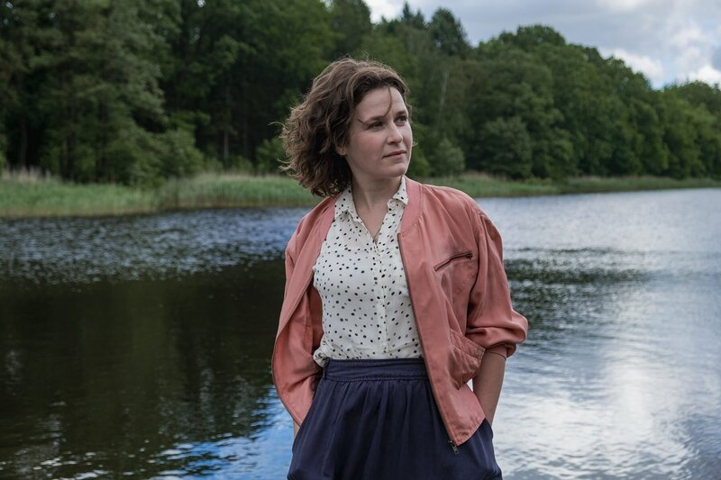 Jantje (Karla Nina Diedrich) ist fasziniert von der natürlichen Umgebung des Campingplatzes. – Bild: ZDF und Manju Sawhney