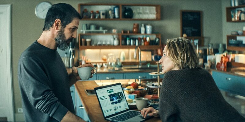 Blum (Anna Maria Mühe) hat gerade im Internet einen Artikel über den Fund der Leichenteile gelesen und unterhält sich nun mit Reza (Yousef Sweid) darüber. – Bild: ORF/​Mona Film/​ Barry Films