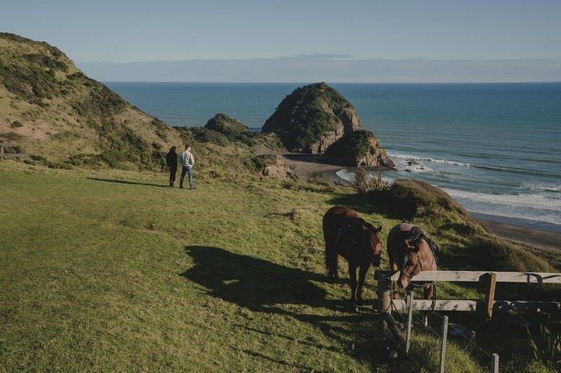 Auf einem Ausritt genießen Issie (Macey Chipping, l.) und Gabe (Joseph Nathan) die wunderschöne Küste von Kauri Point. – Bild: ZDF/​Libertine Pictures Limited/​Slim Film/​ Television Limited