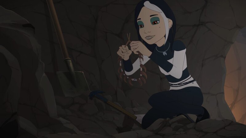 Die verdächtige Frau hat an der geschützten Grabungsstätte eine wertvolle Bärenklauenkette ausgegraben. – Bild: Superprod, ZDF, ZDFE