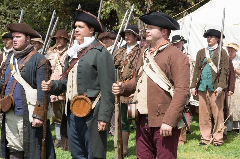 Owen Robinson (Soldat), Diedrich Bader (Greg Otto), Andrew Thacher (Soldat). – Bild: ORF/​Disney/​ABC/​Michael Ansell