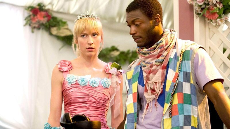 Als Weddingplanner schleichen sich Parker (Beth Riesgraf) und Alec Hardison (Aldis Hodge) in die uneinnehmbare Festung eines italienischen Mafiabosses ein. – Bild: RTL