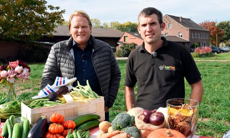 Vorkoster Björn Freitag (l) und Bauer Ferdinand Thees (r) erklären, welche saisonalen Gemüse besonders gut im Eintopf schmecken. – Bild: WDR/​Solis TV