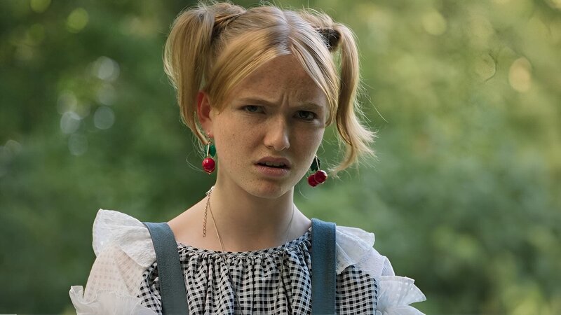 Chiara (Jamila Kara Kichakuro Weintritt) verdächtigt Elly, den Pferdemist auf ihrem Schuldgarten verteilt zu haben. – Bild: mdr/​Saxonia Media/​Thomas Dietze