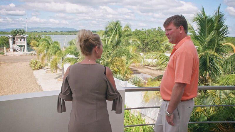 Melissa und Adam aus Atlanta suchen ein Ferienhaus in Belize, um das Leben in vollen Zügen zu genießen. Beide sind sich einig, dass das Haus einen einfachen Zugang zum Strand und viel Platz für ihre Familie und Freunde braucht. – Bild: HGTV