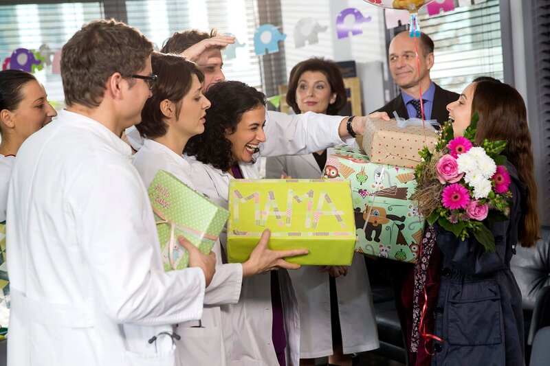 ARD PROGRAMMDIREKTION, IN ALLER FREUNDSCHAFT – DIE JUNGEN ÄRZTE, neue Vorabend-Weekly mit 42, Folgen 10 „Um jeden Preis“, am Donnerstag (02.04.15) um 18:50 Uhr im Ersten. Annika wird von ihren Kollegen in die Babypause verabschiedet. V.l.n.r. Komparsin, Elias Baehr (Stefan Ruppe), Dr. Theresa Koshka (Katharina Nesytowa), Ben Ahlbeck (Philipp Danne), Dr. Leyla Sherbaz (Sanam Afrashteh), Prof. Dr. Karin Patzelt (Marijam Agischewa), Wolfgang Berger (Horst Guenter Marx), Annika Roesler (Paula Schramm). – Bild: ARD/​Tom Schulze