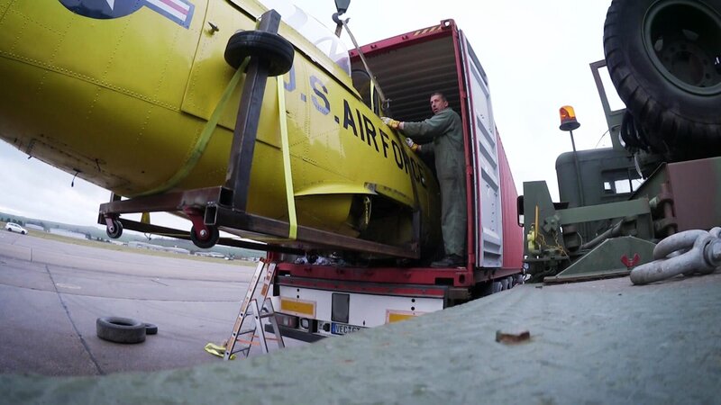 Michael Manousakis cracks convert a US Army vehicle. – Bild: DMAX