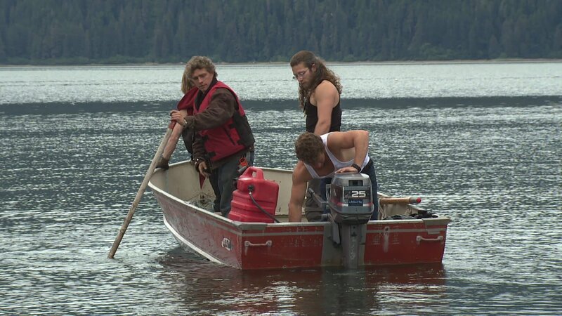 Matt Brown, Bam Bam Brown, Bear Brown and Gabe Brown taking the skiff to the Integrity. – Bild: Discovery Channel /​ Discovery Communications