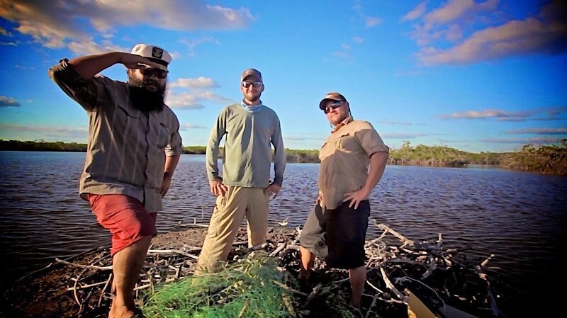 Jay, Brian, and Chris pose at edge of cenote. – Bild: Discovery Communications, Inc.