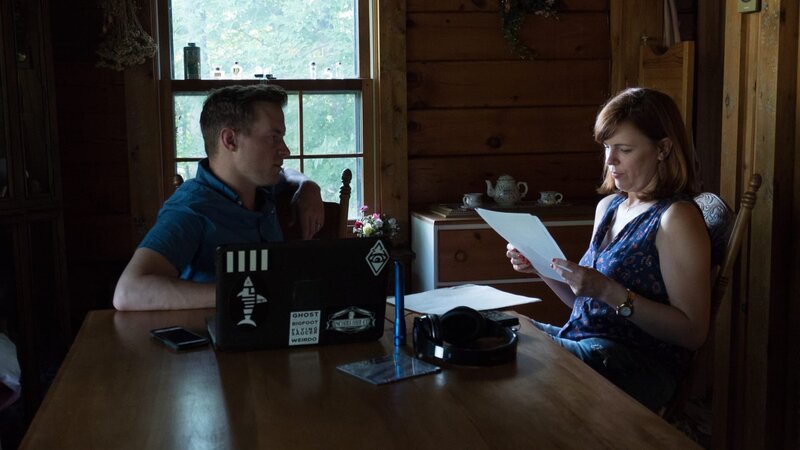 Amy reads papers at table with Adam looking on. – Bild: Discovery Communications/​Brian Antonson/​Brian Antonson